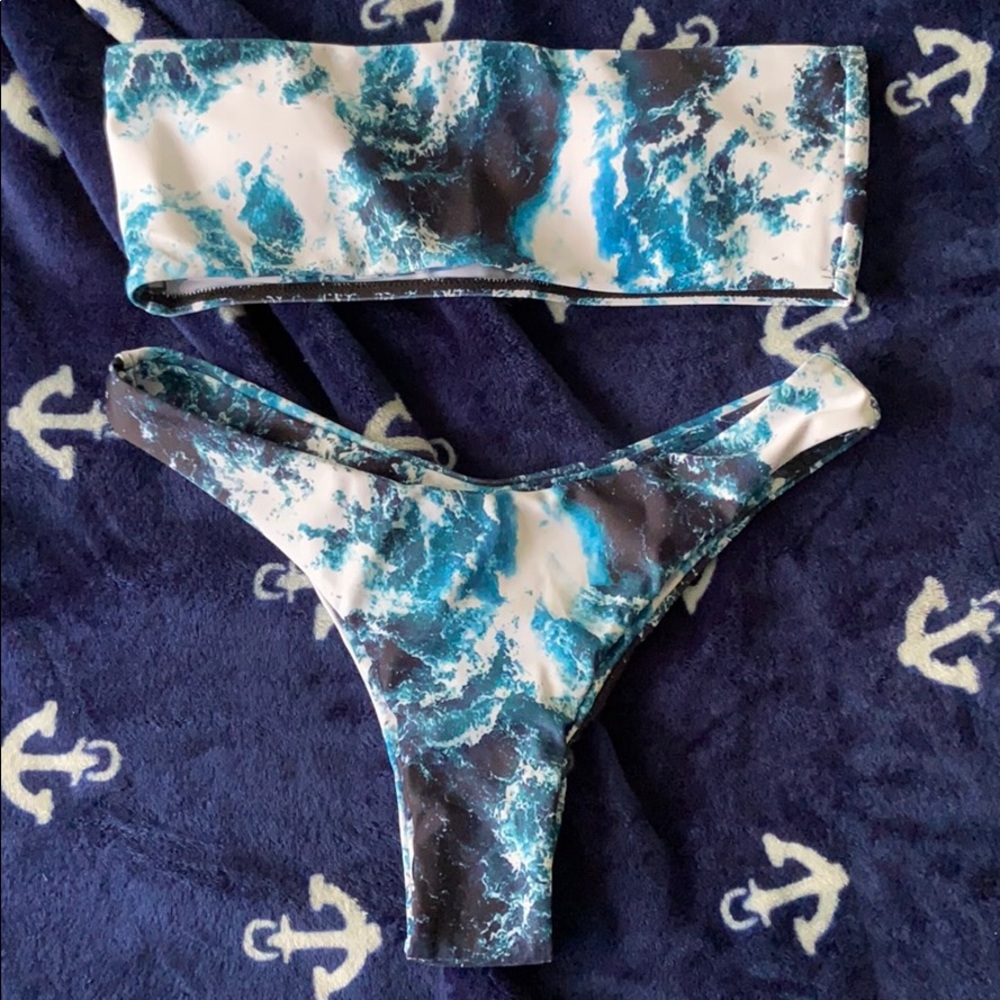 Wavy pattern bandeau high cut bikini swimsuit